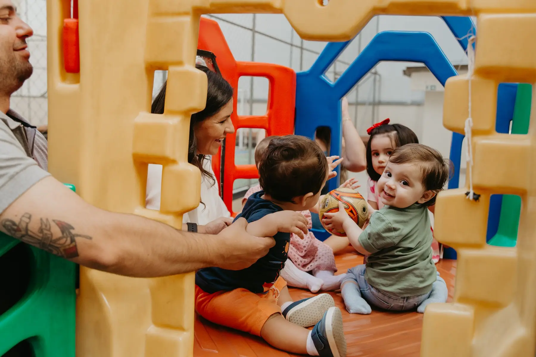 Crianças brincando juntas durante aniversário